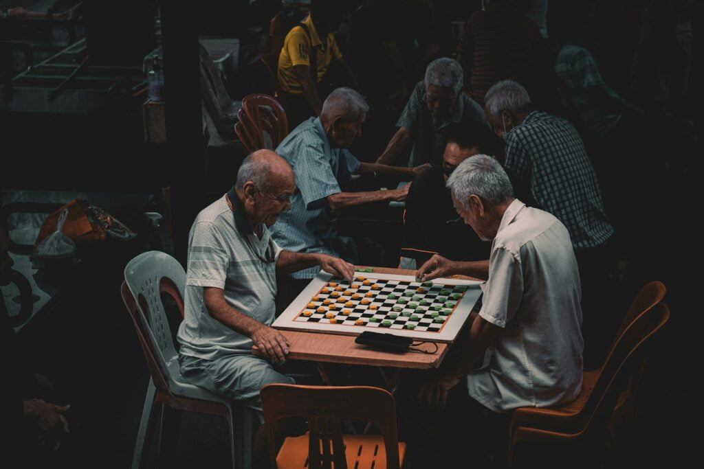 Starsi mężczyźni grający w grę planszową